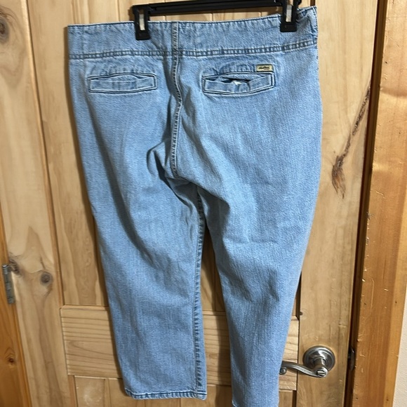 Levi Strauss Stretch Capris. Women's Light Blue Jeans - Picture 3 of 6